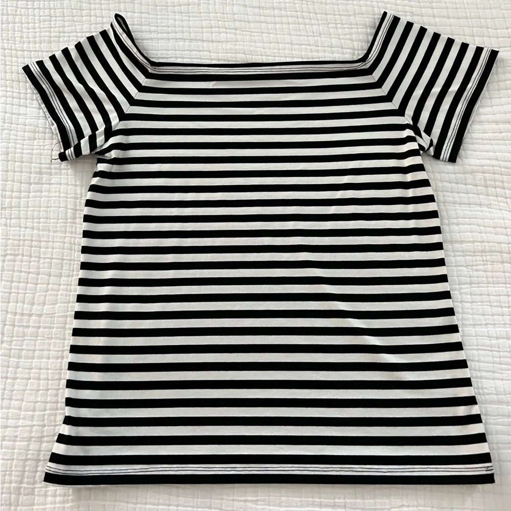 ⭐️ 3/$18⭐️ Black and White Fitted Short Sleeve Top - Picture 3 of 6